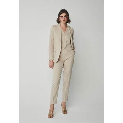 america beige mujer