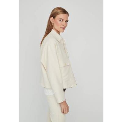 cazadora beige mujer