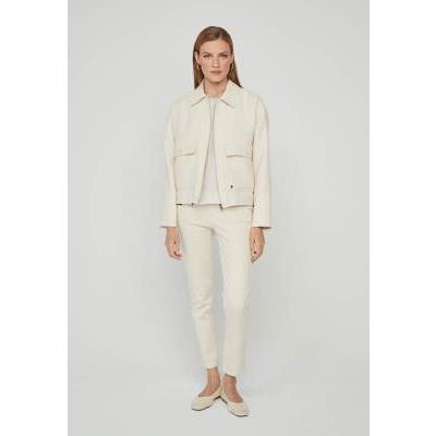 cazadora beige mujer