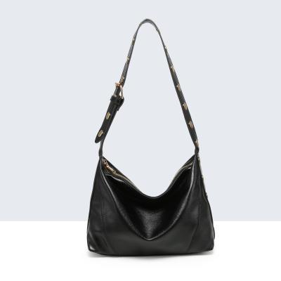 bolso bandolera tachas doradas