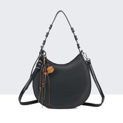 bolso negro media luna
